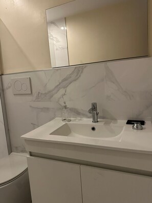 Jetted bath, towels, soap, toilet paper - Pink Tower. Cozy and quiet. 15 minutes from Airport (Santo Domingo Este)