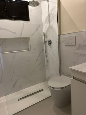 Baignoire à jets, serviettes fournies, savon, papier toilette