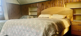 Cozy 2-bedroom house in welcoming Hempstead with AC, stay as a home .