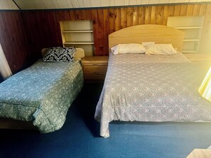 Room - Cozy 2-bedroom house in welcoming Hempstead with AC, stay as a home . (Hempstead)