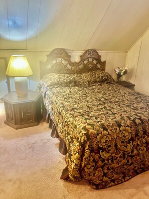 Room - Cozy 2-bedroom house in welcoming Hempstead with AC, stay as a home . (Hempstead)