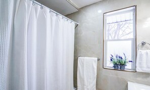 Bathroom - 3 bedroom detached house in Toronto (Danforth area) (Toronto)