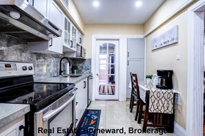 Private kitchen - 3 bedroom detached house in Toronto (Danforth area) (Toronto)