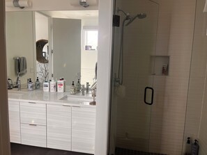 Hair dryer, towels, soap, toilet paper - Spacious 3-bedroom townhome in lovely Denver with amazing rooftop AC+ gym (Denver)