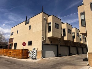 Exterior - Spacious 3-bedroom townhome in lovely Denver with amazing rooftop AC+ gym (Denver)