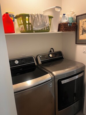 Interior - Spacious 3-bedroom townhome in lovely Denver with amazing rooftop AC+ gym (Denver)