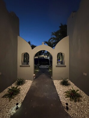Property grounds - 2-bedroom townhome in fabulous Miami. (Miami)