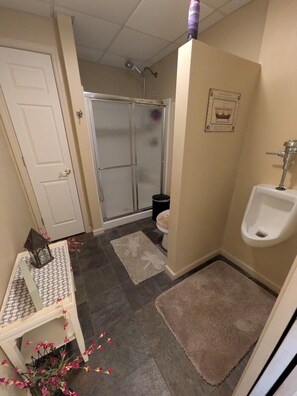 Bruser, håndklæder, Sæbe, Toiletpapir