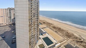 Ein Hochhaus-Hotel mit Blick auf Strand und Meer.