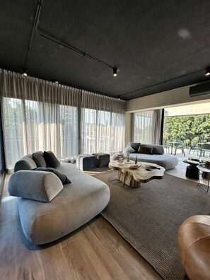 TV, offices - Modern Apartment in Colonia Americana (Guadalajara)
