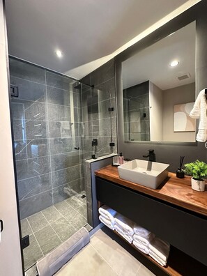 Shower, shampoo - Modern Apartment in Colonia Americana (Guadalajara)