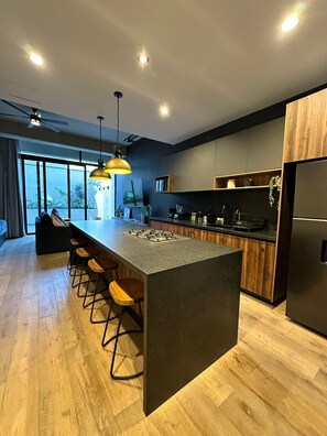 Fridge, microwave, stovetop, coffee/tea maker - Departamento moderno en Americana (Guadalajara)