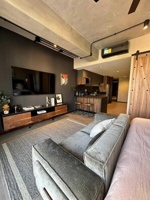 TV, offices - Modern Apartment in Colonia Americana (Guadalajara)