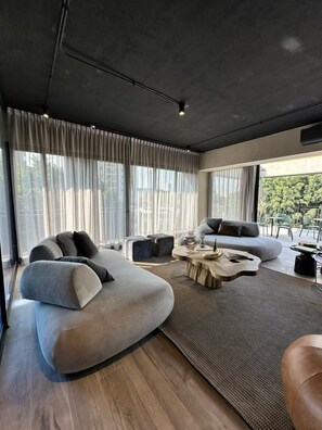 TV, offices - Modern Apartment in Colonia Americana (Guadalajara)