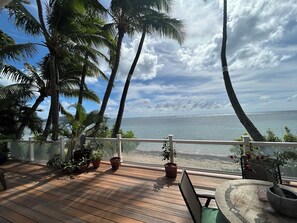 Property grounds - Beachfront South Shore Retreat with Stunning Ocean View Deck, Surf Near Waikiki (Honolulu)