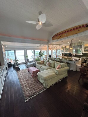 Smart TV, video games, books, stereo - Beachfront South Shore Retreat with Stunning Ocean View Deck, Surf Near Waikiki (Honolulu)