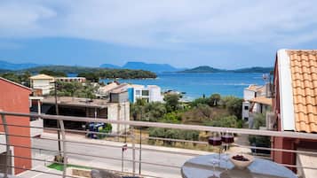 Dúplex familiar, vista al mar | Restaurante al aire libre