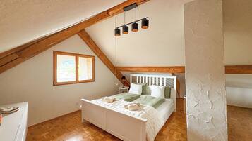In-room safe, desk, travel crib, free WiFi