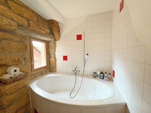 Shower, hair dryer, towels, soap - Quiet apartment with parking space - near Basel - ideal for relaxation, families & nature (Wenslingen)