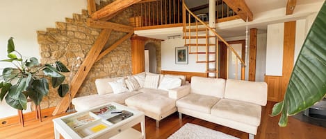 Smart TV, fireplace, music library, stereo