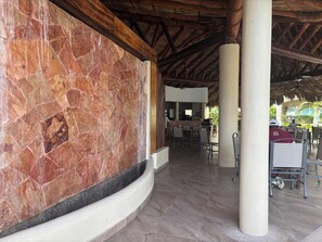 Outdoor dining - Bay View Grand Residence 3BR Beachfront Luxury Condo (Ixtapa Zihuatanejo)