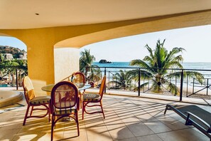 Outdoor dining - Bay View Grand Residence 3BR Beachfront Luxury Condo (Ixtapa Zihuatanejo)