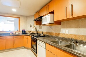 Private kitchen - Bay View Grand Residence 3BR Beachfront Luxury Condo (Ixtapa Zihuatanejo)