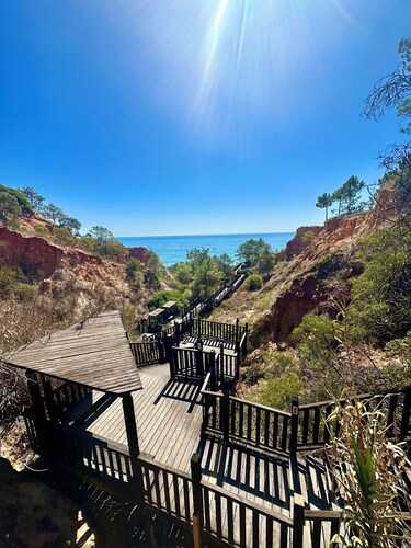 Beachside 1BR Stay for 4 – Easy Beach Access by Lift & Free Parking