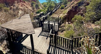 Beachside 1BR Stay for 4 – Easy Beach Access by Lift & Free Parking