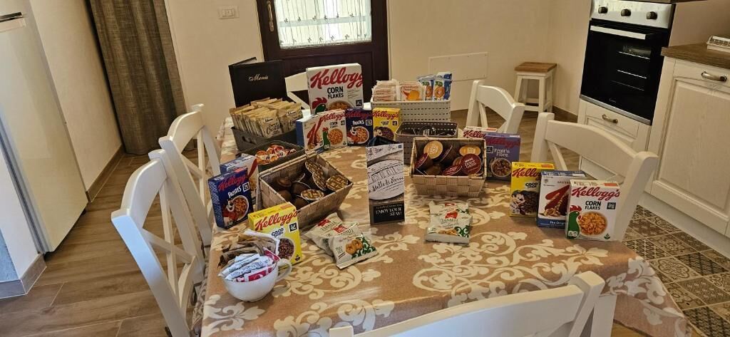 Ein Essbereich mit Tisch für zwei Personen, mit verschiedenen Cornflakes-Packungen und einer Schüssel.