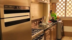 Una cucina con elettrodomestici in acciaio inossidabile, piano cottura a gas e forno integrato.