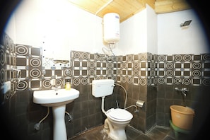 Chambre de base | Salle de bain | Douche, serviettes fournies, savon, shampooing