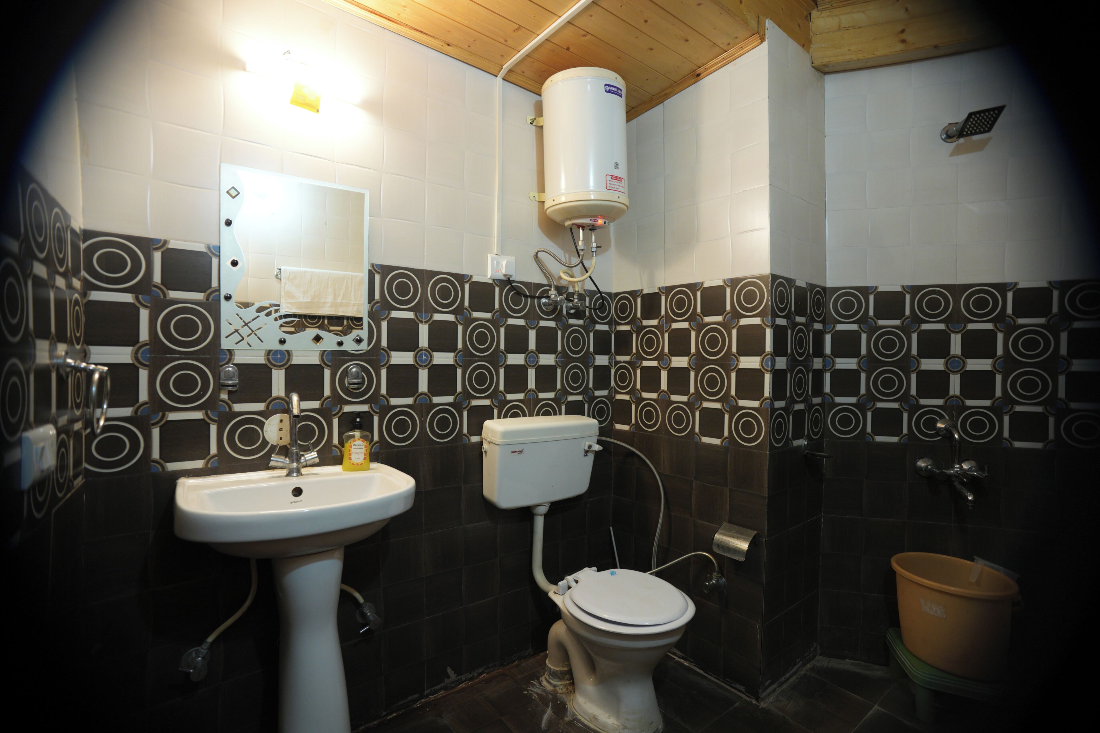 Un baño con inodoro, lavamanos y ducha.