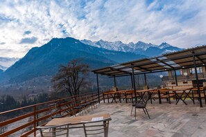 Outdoor dining - The himalayan Drift Cottage (Vashist)