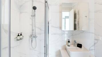 Deluxe appartement, uitzicht op bergen | Badkamer