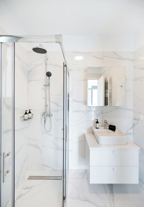 Deluxe appartement, uitzicht op bergen | Badkamer