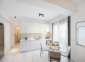 Full-sized fridge, oven, stovetop, cookware/dishes/utensils - Urban Nest Collection Modern CityLiving  (Lefkada)