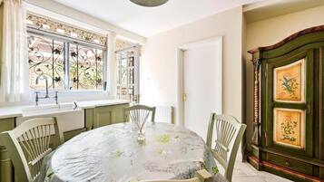 Vila Keluarga, balkon, pemandangan halaman | Tempat makan