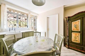 Familjevilla - balkong - utsikt mot innergården | Restauranger