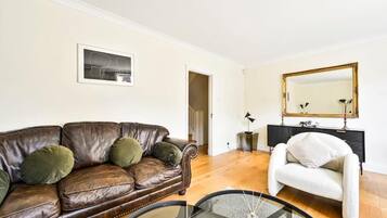 Familienvilla, Balkon, Blick auf den Innenhof | Wohnbereich