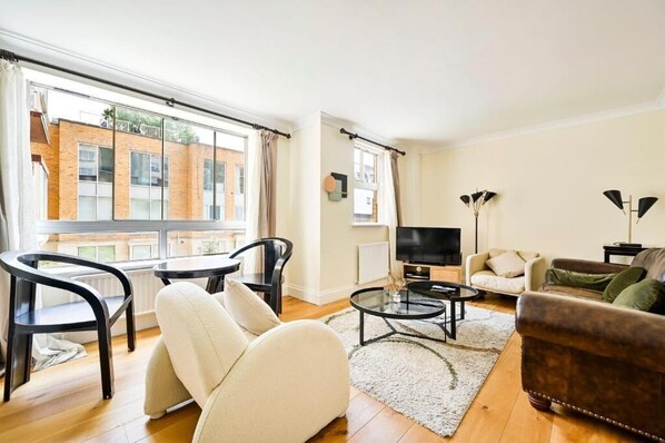 Family Villa, Balcony, Courtyard View | Living area