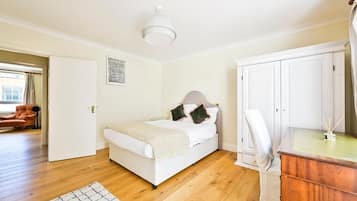 Familienvilla, Balkon, Blick auf den Innenhof