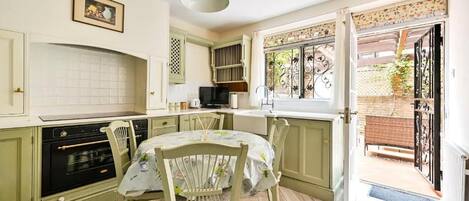 Villa familiale, balcon, vue sur la cour intérieure | Cuisine privée