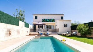 A swimming pool with lounge chairs and a building with a balcony. - Pou de s'Alou by Rentallorca (Sineu)