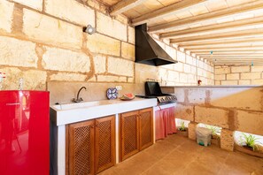 Wasserkocher mit Kaffee-/Teezubehör, Kühlschrank, Mikrowelle, Ofen