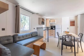 Interior - Premium Mobile Home for 6 People 4-Star Beach Access – Pool & Air Conditioning (Carry-le-Rouet)