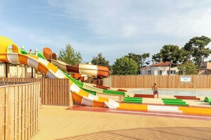 Children’s area - Premium Mobile Home for 6 People 4-Star Beach Access – Pool & Air Conditioning (Carry-le-Rouet)