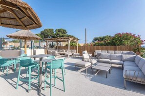 Outdoor dining - Premium Mobile Home for 6 People 4-Star Beach Access – Pool & Air Conditioning (Carry-le-Rouet)