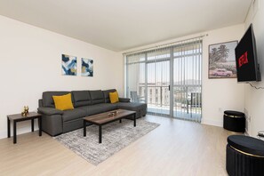 Living area - 1BR Universal Studios Pool Gym Parking  (Los Angeles)