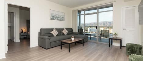 Departamento de lujo, 1 habitación, alberca privada, vista a la montaña | Área de sala de estar